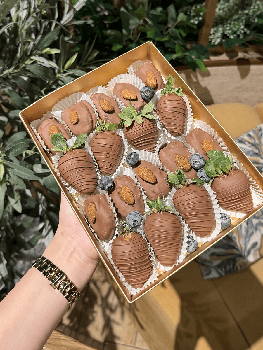 Клубника и финики в молочном шоколаде (16шт)