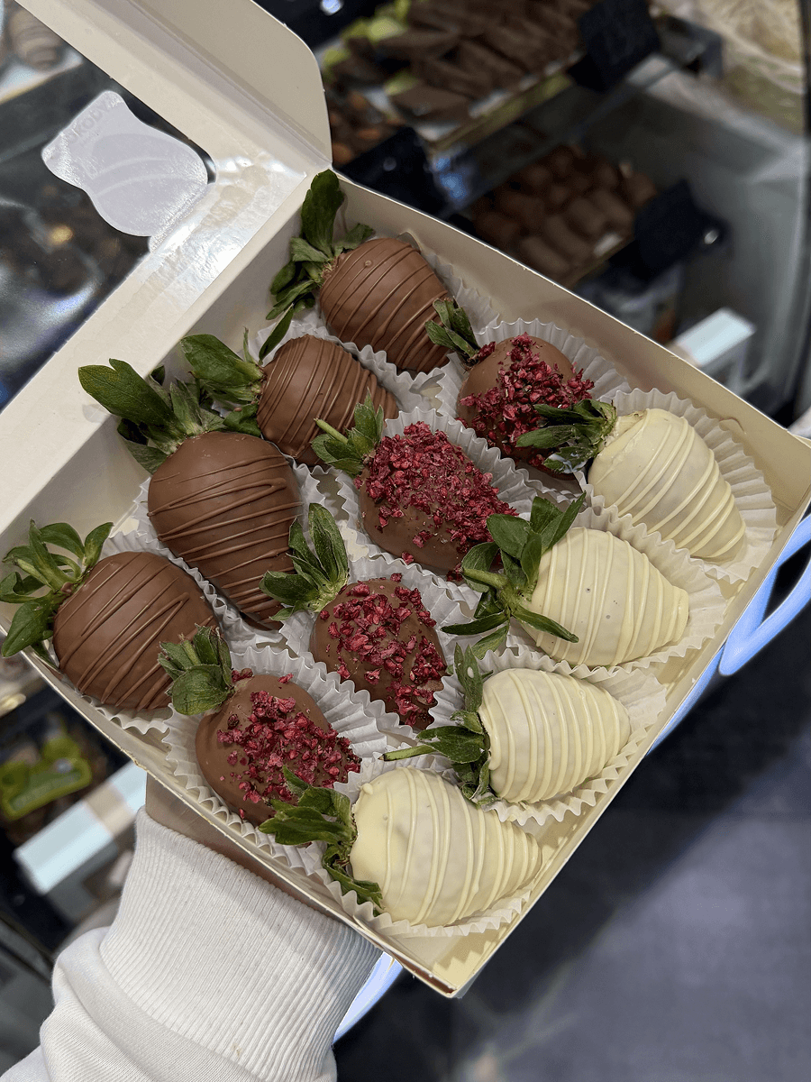 Клубника в белом и молочном шоколаде с сушёной малиной